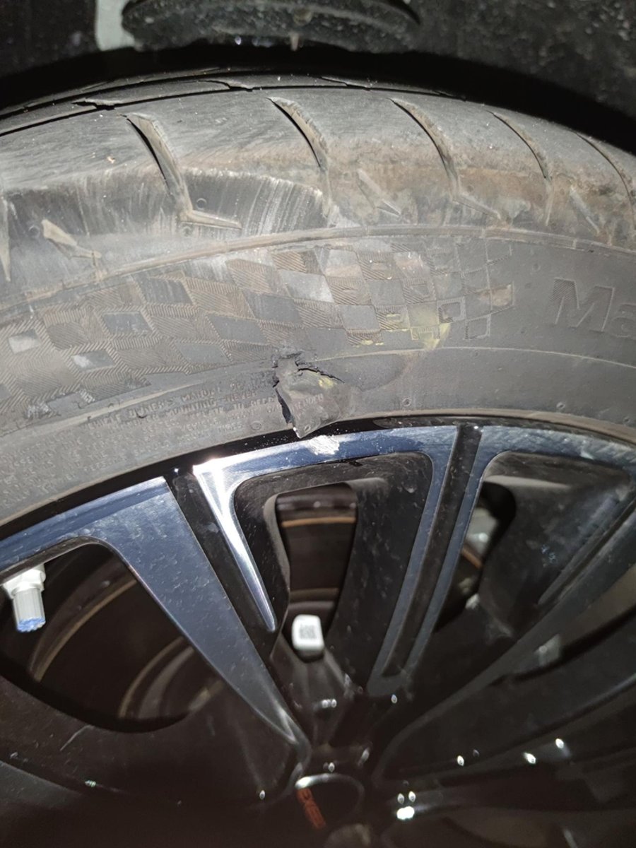 星途凌云 ，车胎碰到马路牙子，轮毂磕伤，轮胎伤成这样是不是得换胎了[惊呆][惊呆]