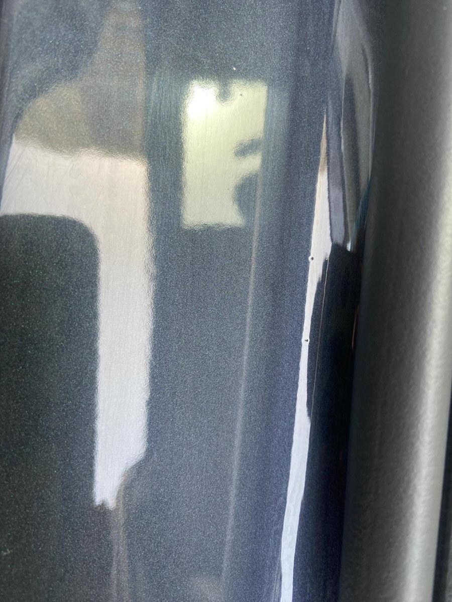 现代库斯途 主副驾门框内，脚踏处油漆表面处有颗粒物，是油漆没做好？还是怎么回事